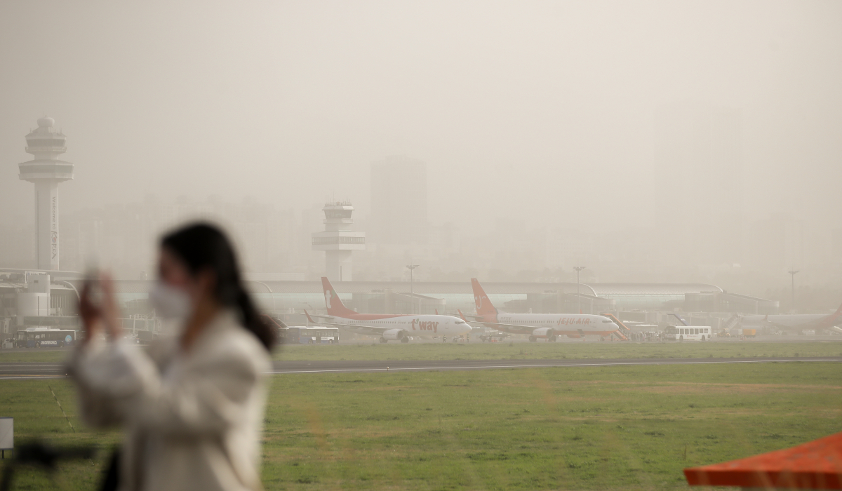 ▲29일 오후 제주국제공항 인근 올레길에서 바라본 제주시 도심이 뿌연 먼지로 덮여 있다. (뉴시스)