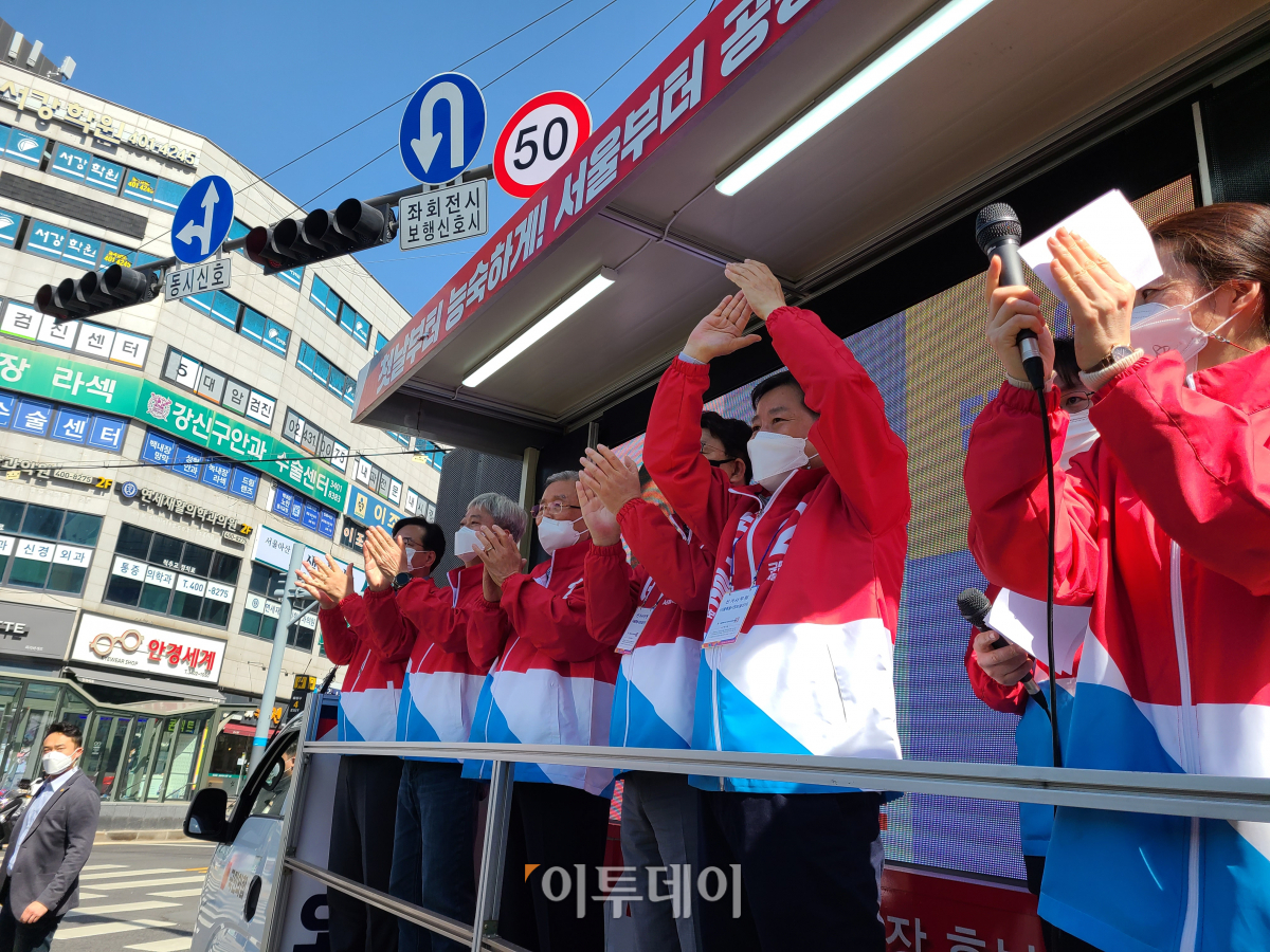 ▲김종인 비상대책위원장과 국민의힘 의원들이 30일 서울 송파구 거여역에서 오세훈 국민의힘 후보 지지를 호소하고 있다. 왼쪽부터 송언석 의원, 김근식 송파병 당협위원장, 김 비대위원장, 권성동·이철규 의원. (박준상 기자 jooooon@)