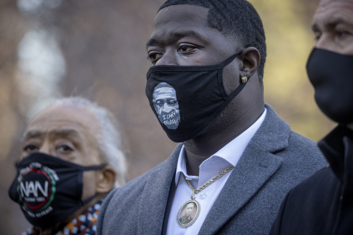 ▲지난해 사망한 조지 플로이드의 조카 브랜드 윌리엄스(가운데)가 29일(현지시간) 미네소타주 미니애폴리스 헤너핀카운티 법원에서 첫 재판이 열린 가운데 정부 청사 인근에서 열린 기자회견에서 플로이드 얼굴이 그려진 마스크를 한채 눈물을 흘리고 있다. 미니애폴리스/AP뉴시스