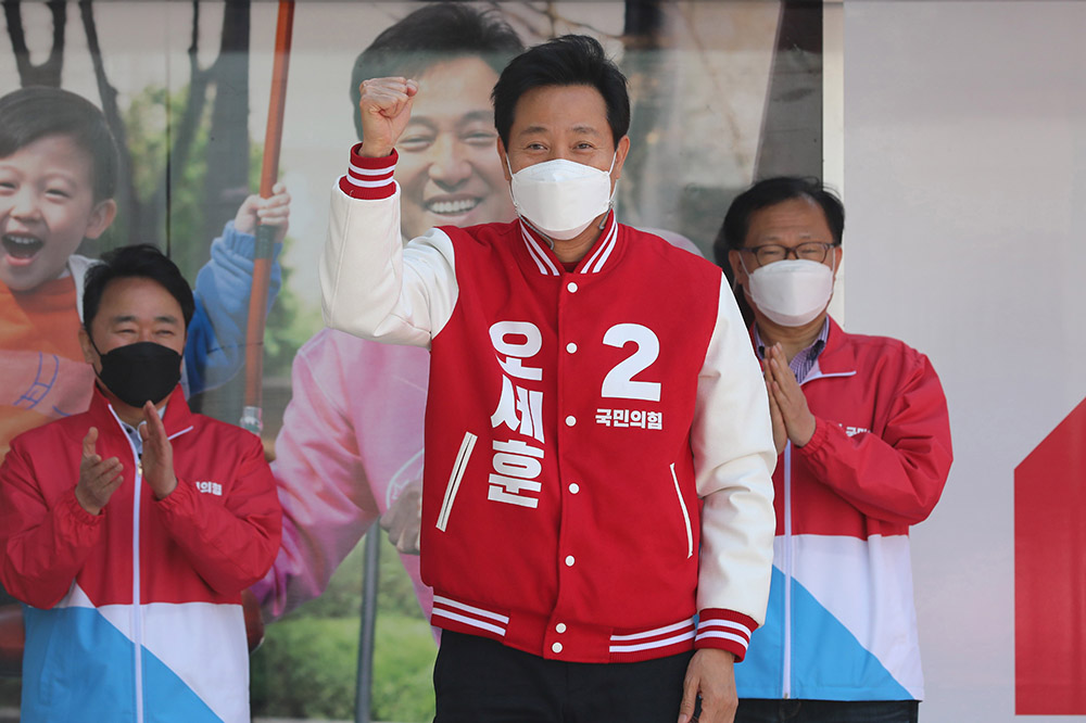 ▲오세훈 국민의힘 서울시장 후보가 30일 오후 서울 영등포역 앞에서 열린 집중유세에서 유세차량에 올라 시민들을 향해 인사하고 있다. (국회사진취재단)