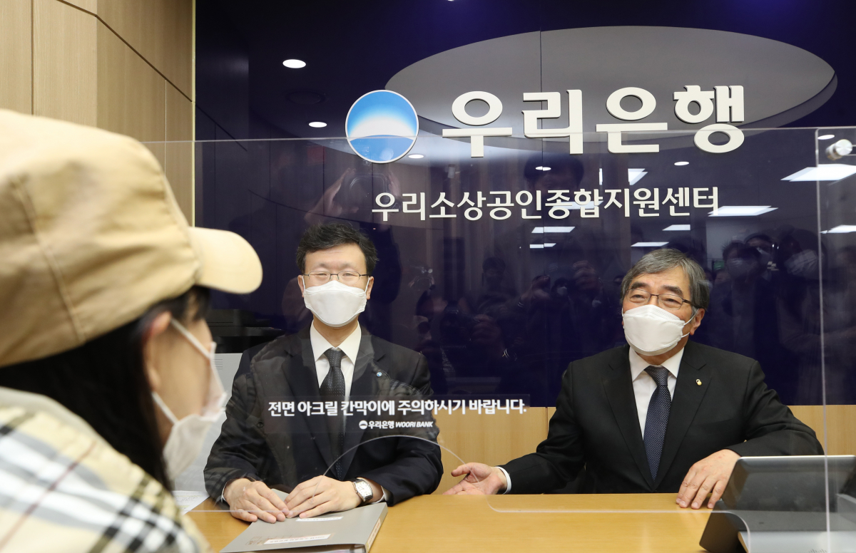 ▲윤석헌 금융감독원장이 30일 오후 서울 강동구 우리은행 길동지점에 설치된 '우리은행 소상공인 종합지원 길동센터'를 찾아 소상공인과 상담하고 있다.  (사진=연합뉴스)