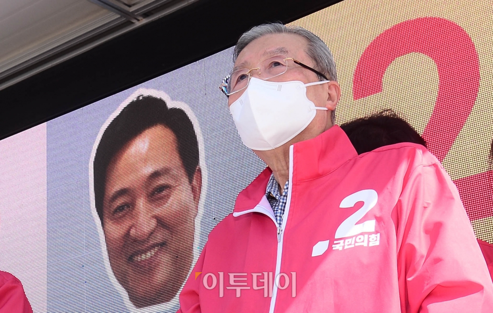 ▲김종인 국민의힘 비상대책위원장이 30일 오후 서울 송파구 거여역사거리에서 4.7 서울시장 재보궐선거 오세훈 서울시장 후보 지원유세를 마치고 박수를 치고 있다. (신태현 기자 holjjak@)
