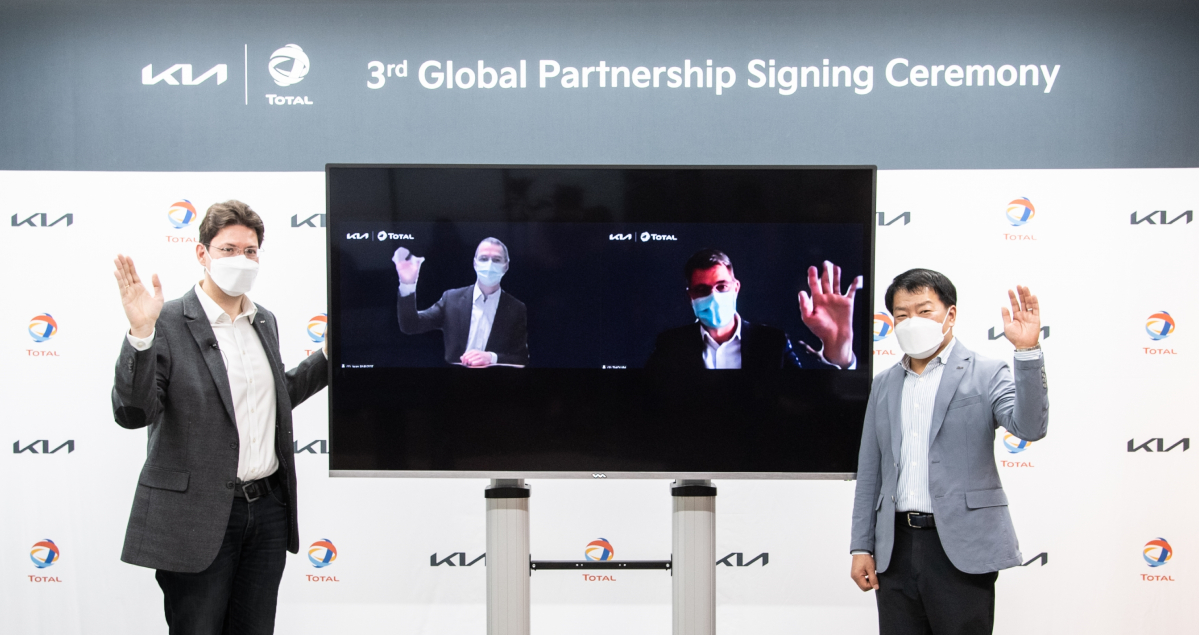 ▲30일 진행된 ‘기아-토탈 글로벌 파트너십 계약 체결식’에서 양사 관계자들이 기념 촬영을 하고 있는 모습. (왼쪽부터)파블로 마르티네즈(Pablo Martinez) 기아 오너십경험사업부장 상무, 장 패리조(Jean PARIZOT) 토탈 자동차부문 부사장, 장 프랑스와 투앙(Jean-Francois THOUIN) 토탈 대외협력부문 담당, 김영삼 기아 오너십혁신실 상무.  (사진제공=기아)