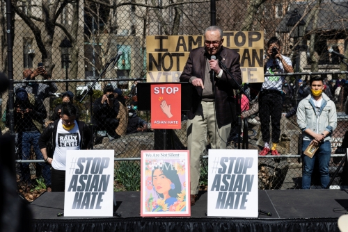 ▲척 슈머 미국 민주당 상원 원내대표가 21일(현지시간) 뉴욕에서 열린 아시아계 미국인 차별 항의 시위에 참석해 발언하고 있다. 뉴욕/로이터연합뉴스
