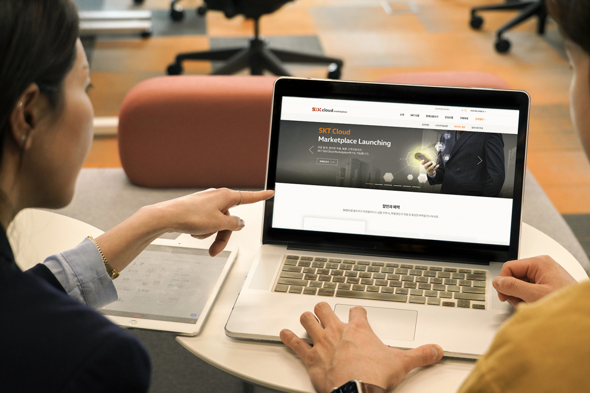 ▲SKT 관계자가 5GX클라우드 마켓플레이스(5GX Cloud Marketplace)’를 이용하고 있다. (사진제공=SKT)
