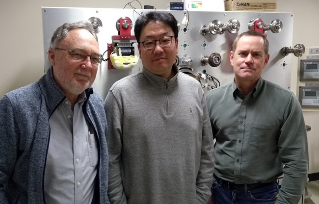 ▲한승용 교수(가운데)가 미국 국립 고자기장연구소 공동연구자들과 기념촬영하고 있다. (사진제공=과학기술정보통신부)