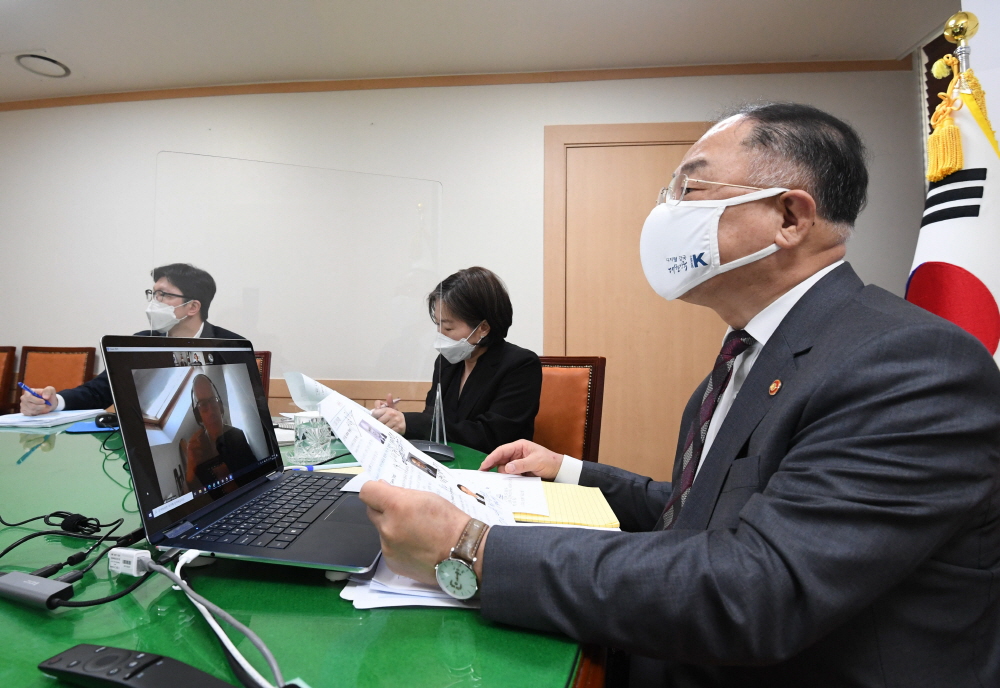 ▲홍남기 경제부총리 겸 기획재정부 장관이 3월 30일 오후 서울 광화문 정부서울청사에서 알라스테어 윌슨 무디스(Moody's) 국제신용평가사 국가신용등급 글로벌총괄과 화상회의를 하고 있다. (사진제공=기획재정부)