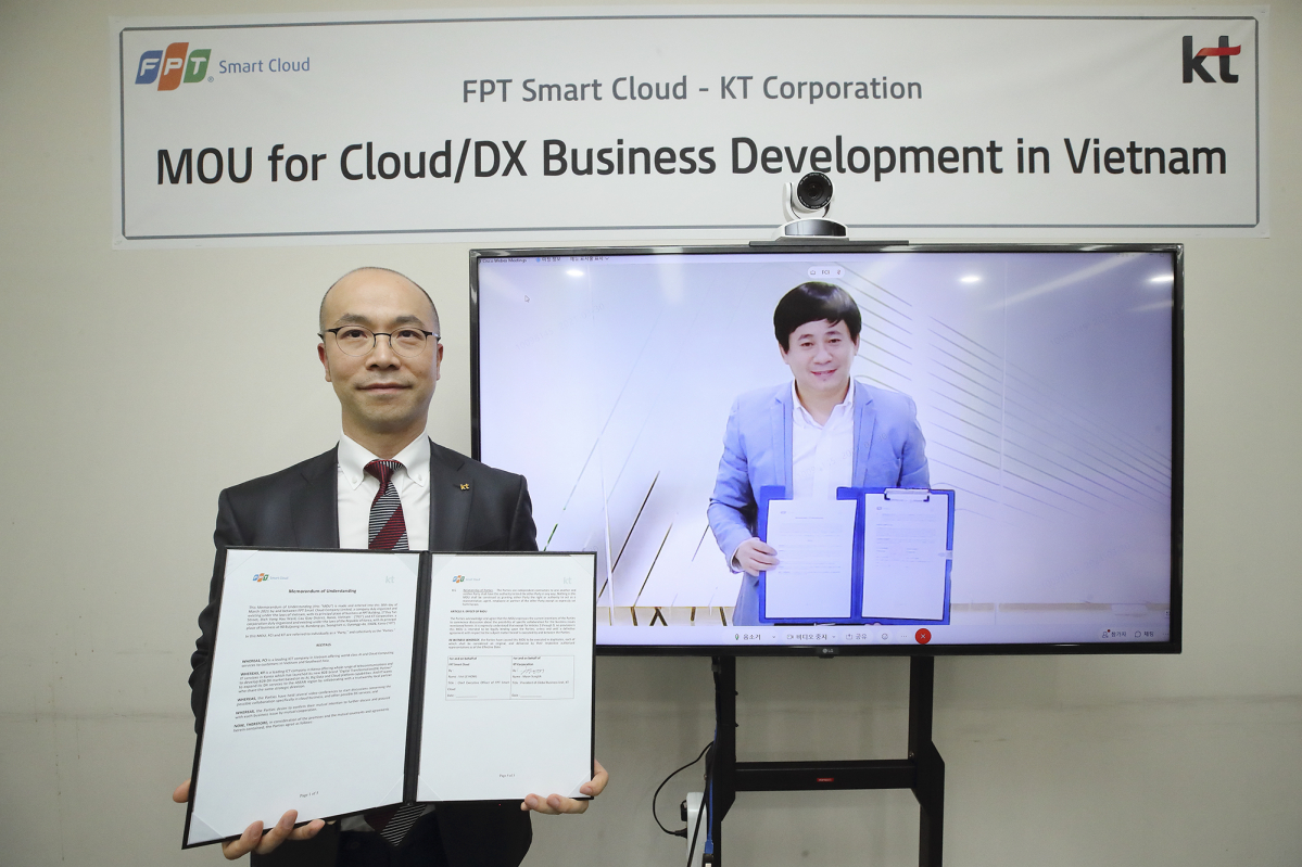 ▲문성욱(왼쪽) KT 본부장과 레 홍 비엣 FPT 스마트 클라우드 대표가 비대면으로 기념 사진을 촬영하고 있다. (사진제공=KT)