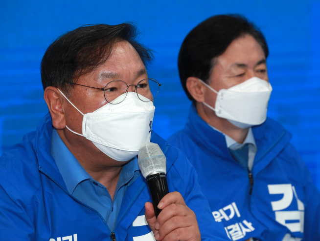 ▲31일 오전 부산진구 김영춘 부산시장 후보 선거사무실에서 열린 더불어민주당 중앙선거대책위원회 회의에서 김태년 상임선대위원장이 발언하고 있다.  (연합뉴스)