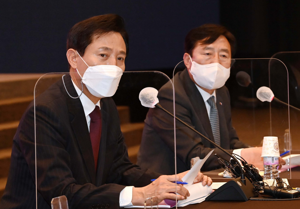 ▲오세훈 국민의힘 서울시장 후보가 31일 서울 여의도 중소기업중앙회에서 열린 중소기업·소상공인 타운홀 미팅에서 인사말을 하고 있다. 오른쪽은 김기문 중소기업중앙회장. (국회사진취재단)