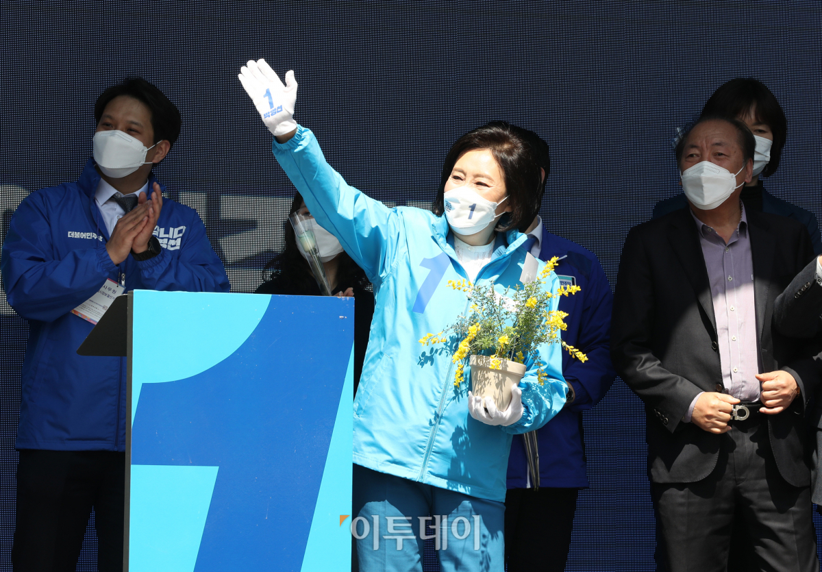 ▲더불어민주당 박영선 서울시장 후보가 31일 서울 동작구 이수역 인근에서 열린 동작구 집중유세에서 선물받은 꽃을 들고 인사하고 있다. (신태현 기자 holjjak@)