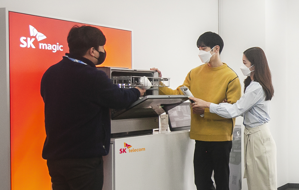 ▲SKT 고객이 SKT 매장에서 SK매직 렌털 제품을 상담하고 있다. (사진제공=SKT)