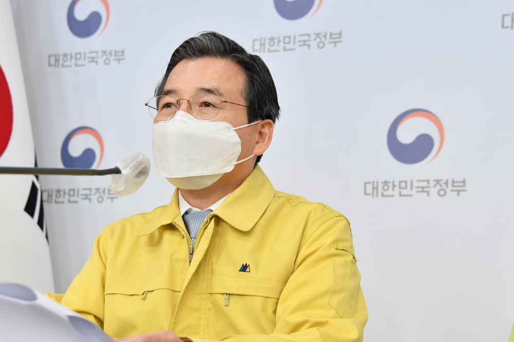 ▲김용범 기획재정부 1차관이 3월 31일 정부서울청사에서 열린 '제32차 비상경제 중대본 회의 겸 제10차 한국판 뉴딜 관계장관회의' 정례브리핑에서 주요내용을 발표하고 있다. (사진제공=기획재정부)