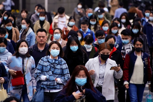 ▲중국인들이 마스크를 쓴 채 30일(현지시간) 상하이 거리를 걸어가고 있다. 상하이/로이터연합뉴스
