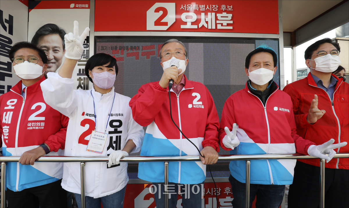 ▲김종인 국민의힘 비상대책위원장이 31일 오후 서울 은평구 연신내역 앞에서 열린 오세훈 서울시장 후보 지원유세에서 시민들에게 지지를 호소하고 있다. (국회사진취재단)