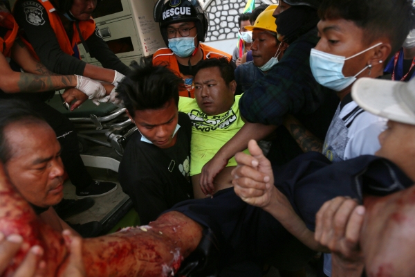 ▲28일 미얀마 만달레이에서 부상 당한 시위자가 동료들에 의해 병원으로 이송되고 있다. 만달레이/EPA연합뉴스
