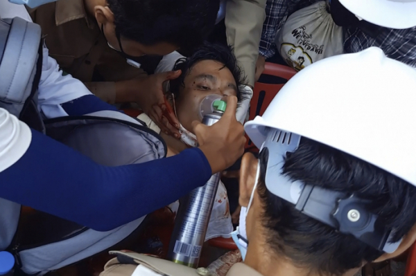 ▲28일(현지시간) 미얀마 다웨이에서 거리 시위에 참여했던 시민이 군경의 강경진압에 부상을 입고 쓰러져 산소호흡기에 의존해 숨을 쉬고 있다. 다웨이/AP뉴시스