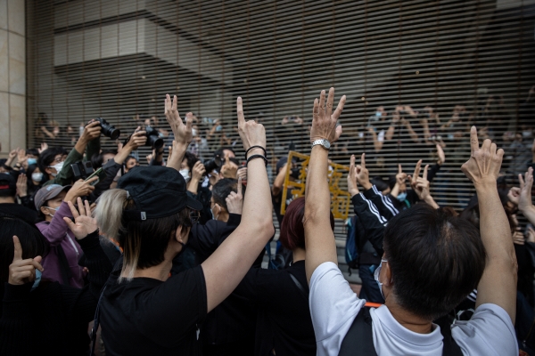 ▲홍콩 민주화 운동가 기소에 항의하는 시위대가 1일 홍콩 웨스트카오룽 치안 법원 앞에서 기습 시위를 벌이고 있다. 홍콩/EPA연합뉴스

