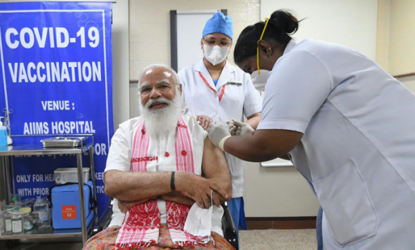 ▲나렌드라 모디 인도 총리가 1일(현지시간) 뉴델리에서 자국 개발 백신을 접종하고 있다. 뉴델리/AP뉴시스