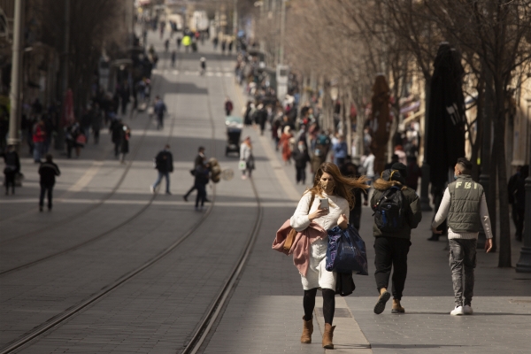 ▲[23일(현지시간) 이스라엘 예루살렘에서 쇼핑백을 든 한 여성이 거리를 걷고 있다. 예루살렘/AP뉴시스
