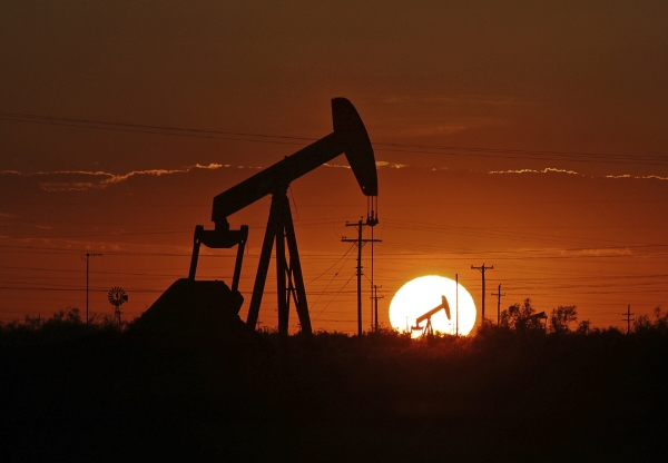 ▲미국 텍사스주 오데사 인근 유전에서 펌핑잭이 석유를 뽑아올리고 있다. 오데사/AP뉴시스
