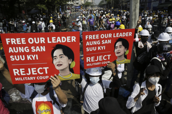 ▲미얀마 양곤에서 2일 군부 쿠데타 반대 시위대가 '아웅산 수치 국가고문을 석방하라'는 피켓을 들고 행진하고 있다. 양곤/EPA연합뉴스