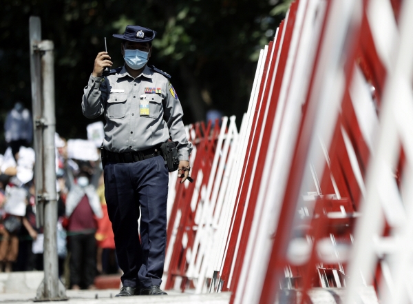 ▲미얀마 경찰이 지난달 9일 시위대 앞 바리케이트를 점검하고 있다. 양곤/EPA연합뉴스
