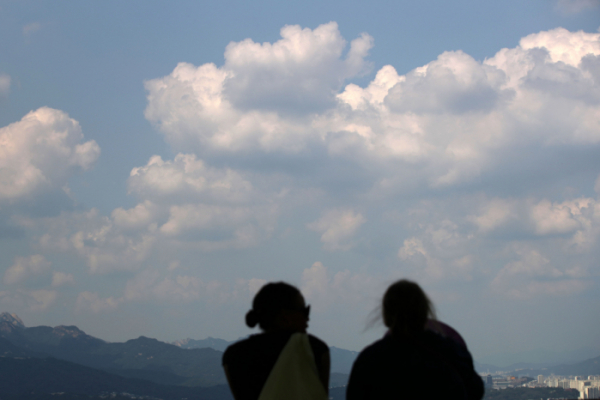 ▲서울 중구 남산공원에서 바라본 하늘 위로 뭉게구름이 가득하다.  (뉴시스)