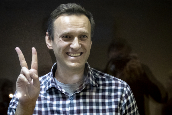▲러시아 야권 운동가 알렉세이 나발니가 지난달 20일(현지시간) 러시아 모스크바에서 열린 재판에 참석해 취재진을 향해 브이자를 들어보이고 있다. 모스크바/AP연합뉴스