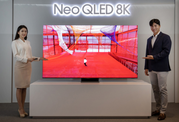 ▲삼성전자 모델이 서울 서초동에 위치한 삼성 딜라이트에서 신제품 Neo QLED TV를 소개하고 있다. (사진제공=삼성전자)