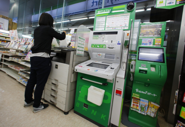 ▲일본 도쿄의 편의점에 은행 ATM기기가 놓여있다. 도쿄/AP뉴시스