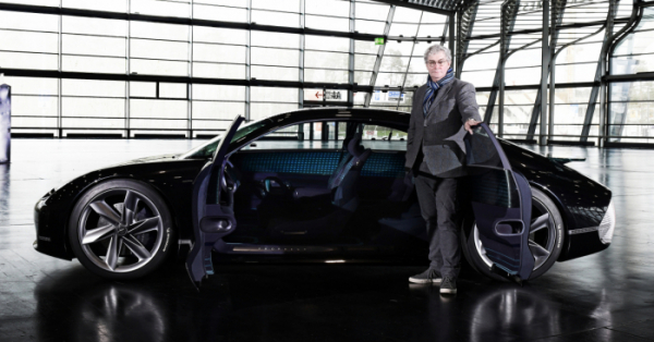 ▲지난해 초 제네바모터쇼를 앞두고 현대차가 EV 콘셉트카 '프로페시'를 공개했다. 이를 바탕으로 올 하반기 아이오닉 6가 공개될 예정이다. 루크 동커볼케 현대차 크리에이티브 책임자(부사장)가 프로페시를 소개하고 있다.  (사진제공=현대차)