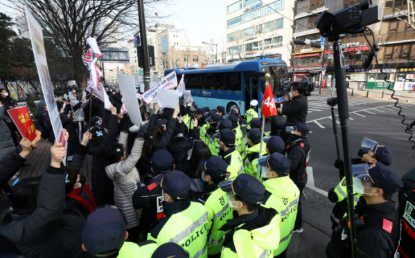 ▲3일 오전 서울 양천구 남부지방법원에서는 16개월 된 정인이를 입양 후 학대해 숨지게 한 혐의를 받고 있는 정인이 양부모의 3차 공판이 열렸다. 사진은 정인이 양모 장 씨가 탄 호송차가 법원으로 들어가고 있는 모습. (연합뉴스)