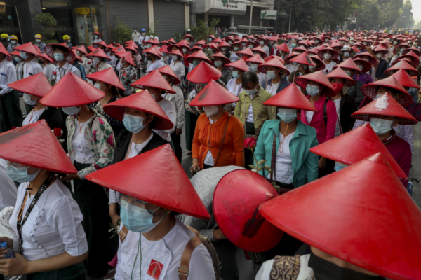 ▲미얀마 제2의 도시 만달레이에서 교사들이 3일(현지시간) 빨간색 미얀마 전통 모자를 쓰고 반쿠데타 시위에 참여하고 있다. 만달레이/AP뉴시스