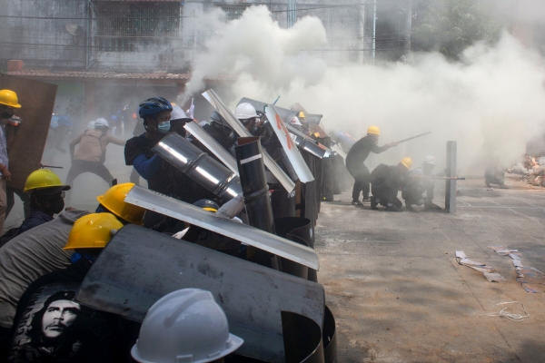 ▲미얀마 최대 도시 양곤에서 3일(현지시간) 쿠데타에 항거하는 시위대가 방패로 몸을 가리고 진압경찰에 맞서고 있다. 양곤/로이터연합뉴스
