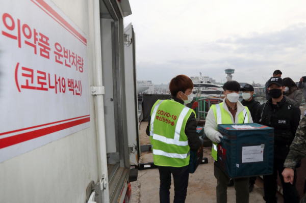 ▲4일 인천항 연안여객터미널에서 관계자들이 코로나19 백신을 인천 옹진군 백령도로 수송하고 있다. (사진=옹진군 제공)  (뉴시스)