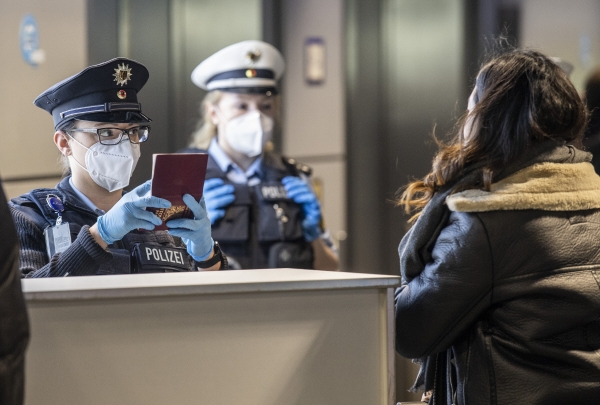 ▲독일 프랑크푸르트공항에서 1월 24일 경찰이 항공객 여권을 조사하고 있다. 프랑크푸르트/AP뉴시스

