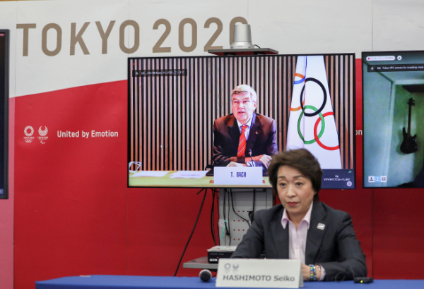 ▲하시모토 세이코 도쿄올림픽·패럴림픽 조직위원회 위원장이 3일 일본 도쿄에서 토마스 바흐 국제올림픽위원회(IOC) 회장과 화상회의를 하고 있다. 도쿄/AP연합뉴스