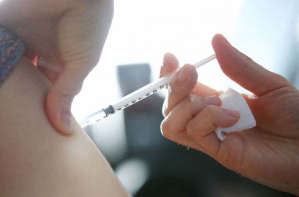 ▲코로나19 아스트라제네카 백신을 접종하고 있다. (연합뉴스)