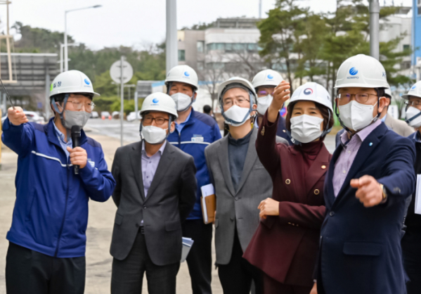 ▲4일 한국중부발전 보령화력발전소를 찾은 한정애 환경부 장관(오른쪽 두번째)이 박형구 중부발전 사장과 현장을 점검하고 있다.  (이투데이)