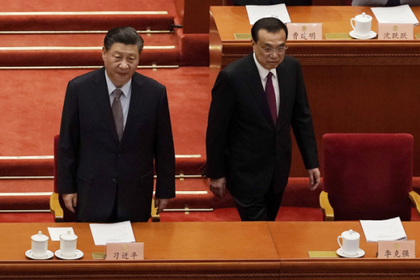▲시진핑(왼쪽) 중국 국가주석과 리커창 총리가 4일 베이징 인민대회당에서 열린 중국인민정치협상회의(CPPCC) 개회식에 참석하고 있다. 베이징/AP연합뉴스