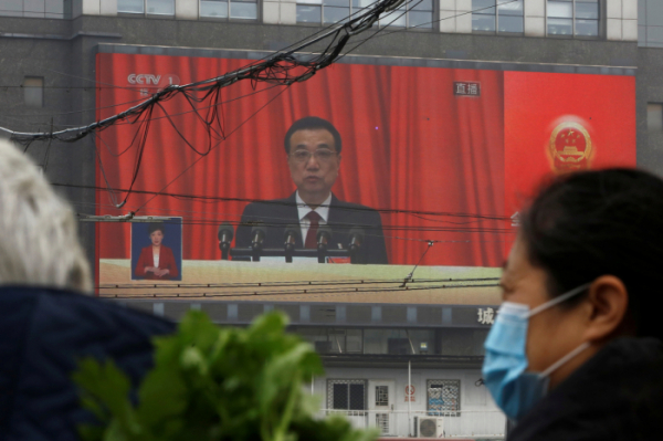 ▲리커창 중국 총리가 5일 열린 전국인민대표대회 개막식 정부 업무보고에서 연설을 하는 모습이 베이징 한 시내 대형 스크린에 생중계되고 있다. 베이징/로이터연합뉴스