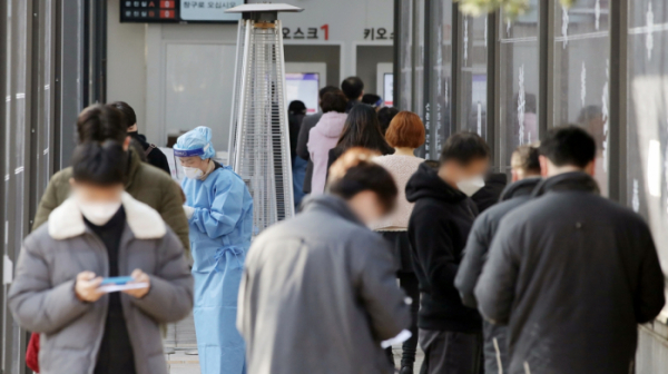 ▲ 5일 오전 서울 서초구 보건소에 마련된 선별진료소에서 시민들이 검사를 받기위해 대기하고 있다.  (뉴시스)