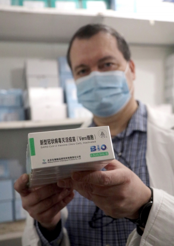 ▲3일(현지시간) 헝가리 미스콜치의 한 병원에서 의료진이 중국 시노팜이 개발한 백신을 들어보이고 있다. 미스콜치/EPA연합뉴스
