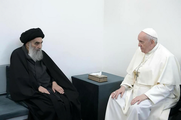 ▲프란치스코 교황(오른쪽)과 이슬람 시아파의 최고 권위자 아야톨라 알리 알시스티니가 6일(현지시간) 이라크 남부 시아파 성지인 나자프에서 대화를 나누고 있다. 나자프/UPI연합뉴스
