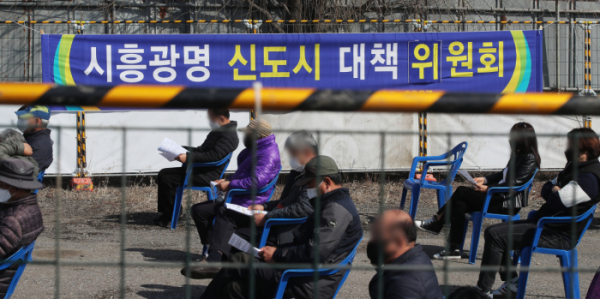 ▲한국토지주택공사(LH) 직원들의 땅 투기 의혹 여파가 커지면서 경기 광명ㆍ시흥지구(광명ㆍ시흥신도시) 개발을 전면 재검토해야 한다는 목소리도 높아지고 있다.
경기 시흥시 과림동에서 열린 '시흥ㆍ광명 신도시 대책 주민설명회' 모습. (연합뉴스)