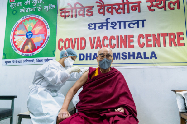 ▲티베트의 정신적 지도자 달라이 라마가 6일(현지시간) 인도 북부 다람살라에서 아스트라제네카가 개발한 신종 코로나바이러스 감염증(코로나19) 백신을 접종하고 있다. 다람살라/로이터연합뉴스