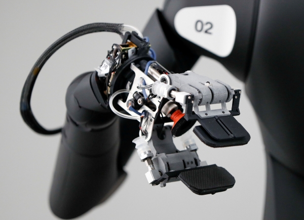 ▲편의점에서 일하기 위해 개발된 아바타 로봇의 팔이 지난해 7월 3일(현지시간) 일본 도쿄에서 보인다. 도쿄/로이터연합뉴스
