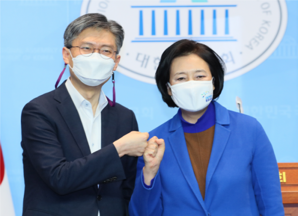 ▲민주당 박영선 후보(오른쪽)와 시대전환 조정훈 의원. (연합뉴스)