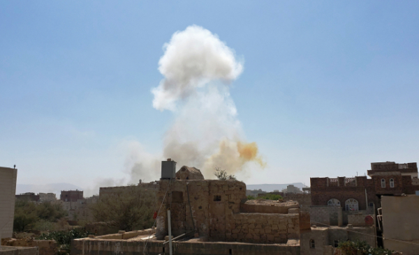 ▲사우디아라비아가 주도하는 아랍동맹군이 7일(현지시간) 예멘 수도 사나의 후티 반군 장악 지역을 공습한 뒤 연기가 피어오르고 있다. 사나/AP연합뉴스